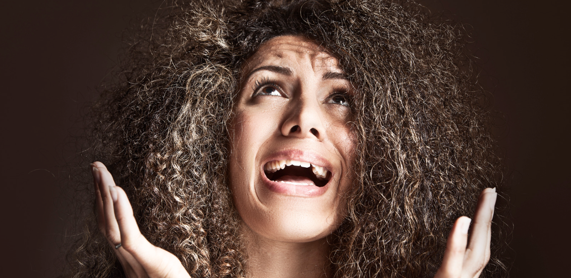 Consecuencias reales de no hidratar tu afro lo suficiente.